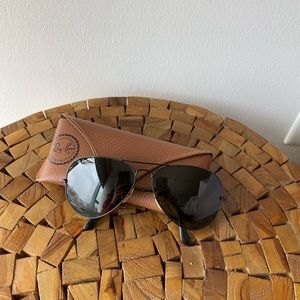 RAY BAN BLACK AVIATOR SUNGLASSES